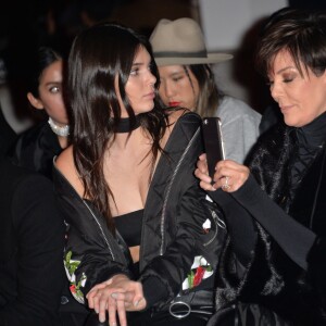 Kendall Jenner et sa mère Kris Jenner - Défilé Off-White (collection automne-hiver 2016-2017) au Palais de Tokyo. Paris, le 8 mars 2016.