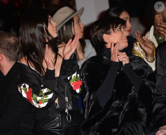 Kendall Jenner et sa mère Kris Jenner applaudissent le final du défilé Off-White (collection automne-hiver 2016-2017) au Palais de Tokyo. Paris, le 8 mars 2016.