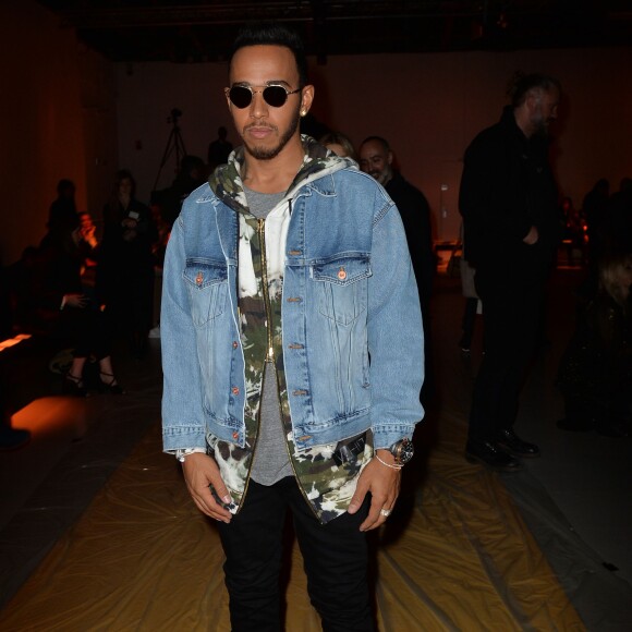 Lewis Hamilton - Défilé Off-White (collection automne-hiver 2016-2017) au Palais de Tokyo. Paris, le 8 mars 2016.