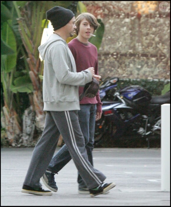 Robert Downey Jr. et son fils Indio à Santa Monica le 11 décembre 2007.