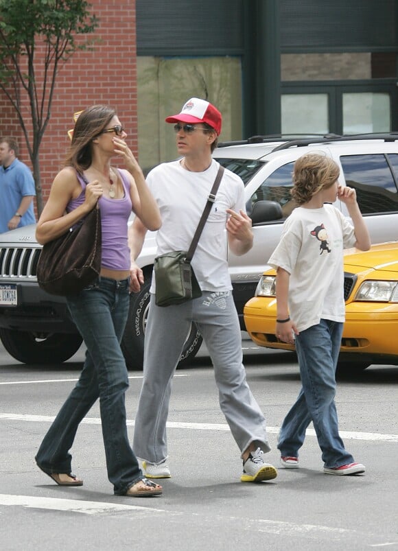 Robert Downey Jr avec son ex-femme Deborah Falconer et leur fils Indio à Soho, New York, le 18 juin 2005.