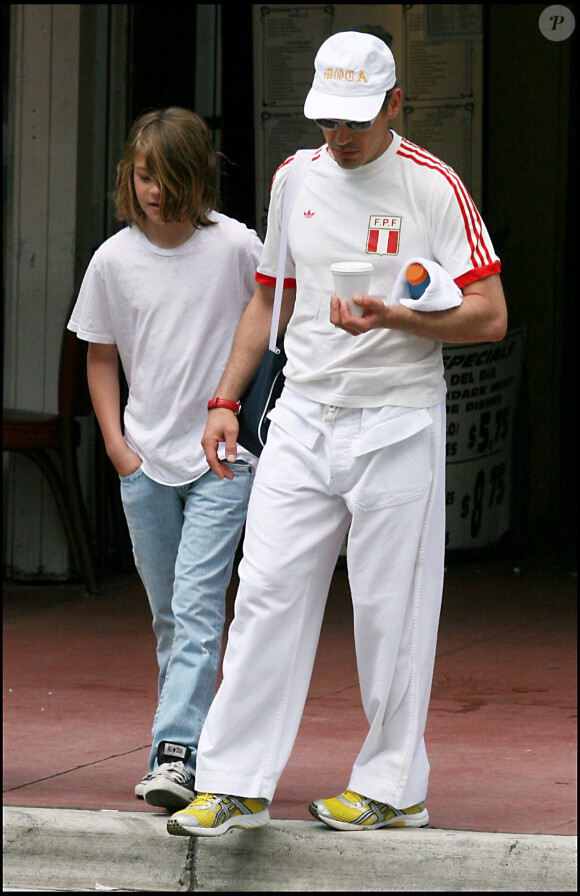 Robert Downey Jr et son fils à Miami le 1er avril 2006.
