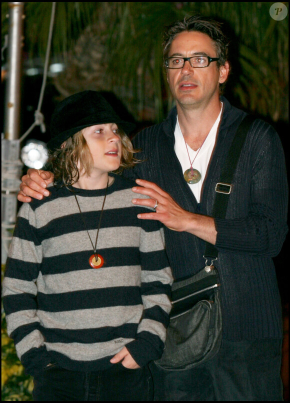 Robert Downey va dîner au Mobu avec son fils Indio, Miami, le 31 mars 2006.