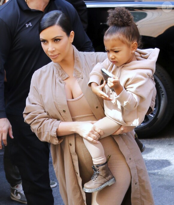 Kim Kardashian (enceinte) et sa fille North - Arrivées au Défilé Kanye West x Adidas à New York le 16 septembre 2015.
