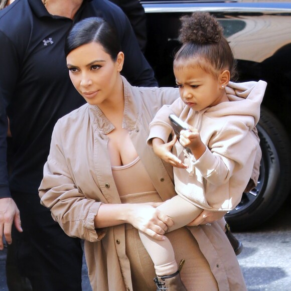 Kim Kardashian (enceinte) et sa fille North - Arrivées au Défilé Kanye West x Adidas à New York le 16 septembre 2015.