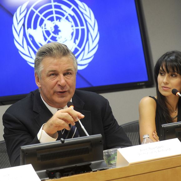 Alec Baldwin et sa femme Hilaria Thomas lors de la conférence de presse annonçant les gagnant du Prix Equateur 2015 au siège des Nations Unies à New York, le 21 septembre 2015.