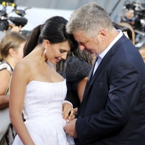 Alec Baldwin et sa femme Hilaria Thomas- Première du film "Mission Impossible - Rogue Nation" à New-York le 27 juillet 2015.