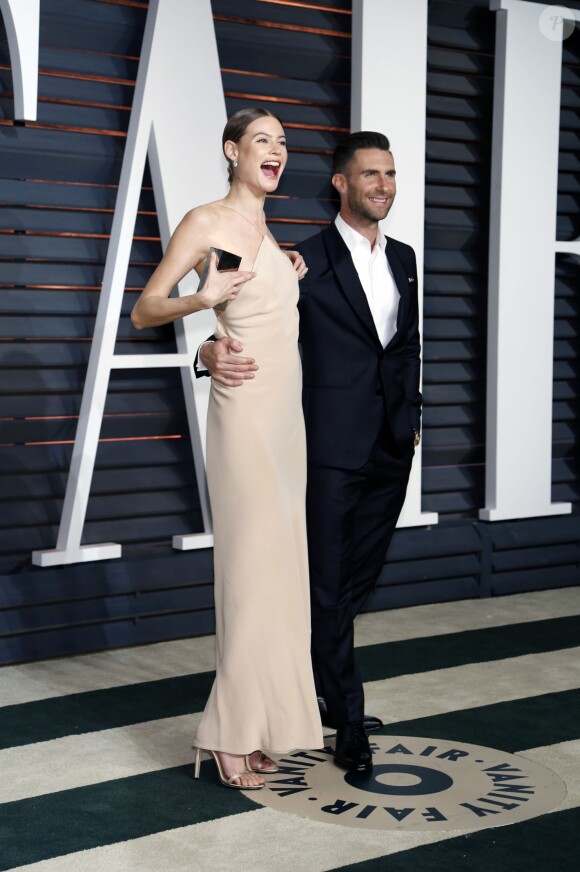 Behati Prinsloo et Adam Levine à la soirée organisée par Vanity Fair à l'occasion des Oscars, à Hollywood, le 22 février 2015. Le couple attend pour l'automne 2016 son premier enfant.