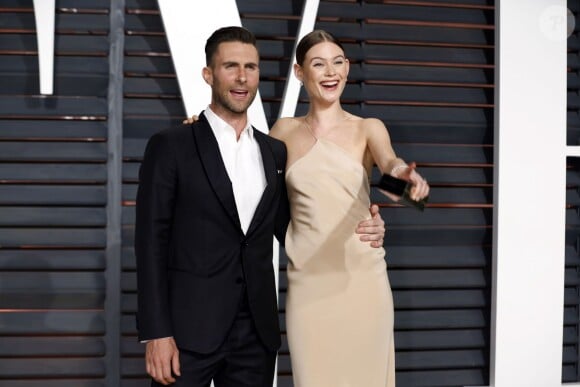 Behati Prinsloo et Adam Levine à la soirée organisée par Vanity Fair à l'occasion des Oscars, à Hollywood, le 22 février 2015. Le couple attend pour l'automne 2016 son premier enfant.