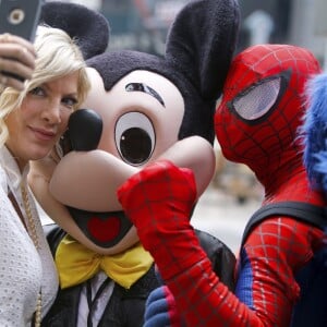 Tori Spelling se prend en photo avec Mickey et Spiderman dans les rues de New York le 10 mars 2016