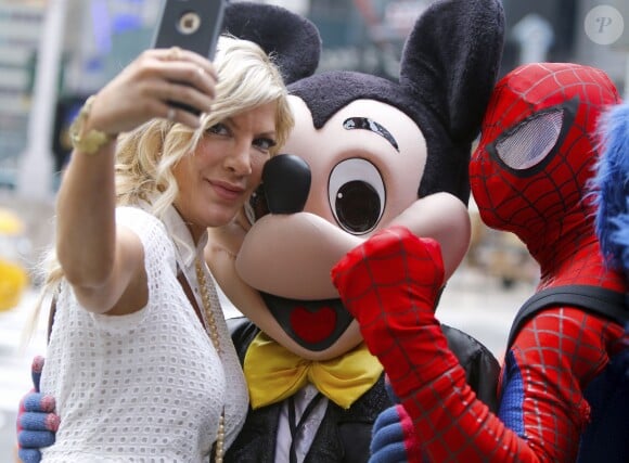 Tori Spelling se prend en photo avec Mickey et Spiderman dans les rues de New York le 10 mars 2016