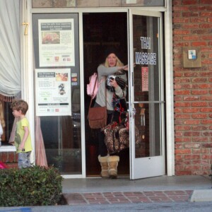 Exclusif - Tori Spelling se rend dans un salon de massage thaïlandais et emmène ses enfants Finn et Hattie avec elle à Encino, le 8 janvier 2016.