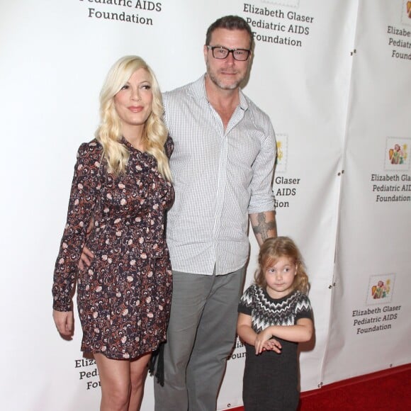 Tori Spelling, Dean McDermott et leur fille Hattie Margaret à la 26ème soirée caritative «The Elizabeth Glaser Pediatric AIDS» à Los Angeles. Le 25 octobre 2015