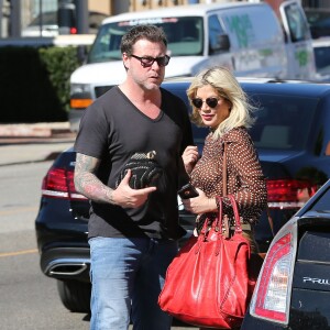 Tori Spelling retrouve son mari Dean McDermott dans les rues de Los Angeles, le 10 février 2016