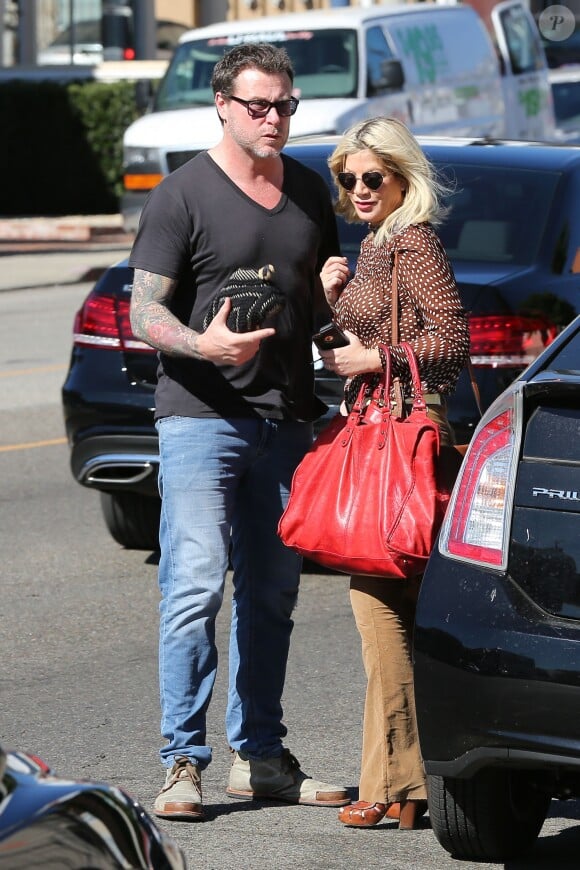 Tori Spelling retrouve son mari Dean McDermott dans les rues de Los Angeles, le 10 février 2016