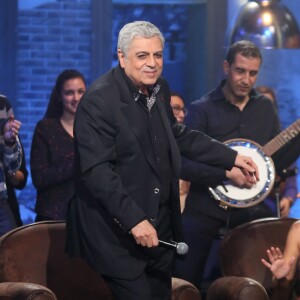 Exclusif - Enrico Macias, dans l'émission Du côté de chez Dave, tournée le 18 février 2016 à Paris et diffusée le 13 mars 2016 sur France 3.