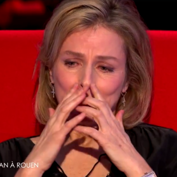 Karin Viard, émue aux larmes dans Le Divan de Marc-Olivier Fogiel, sur France 3 : émission diffusée le mardi 15 mars 2016 à 23h10.