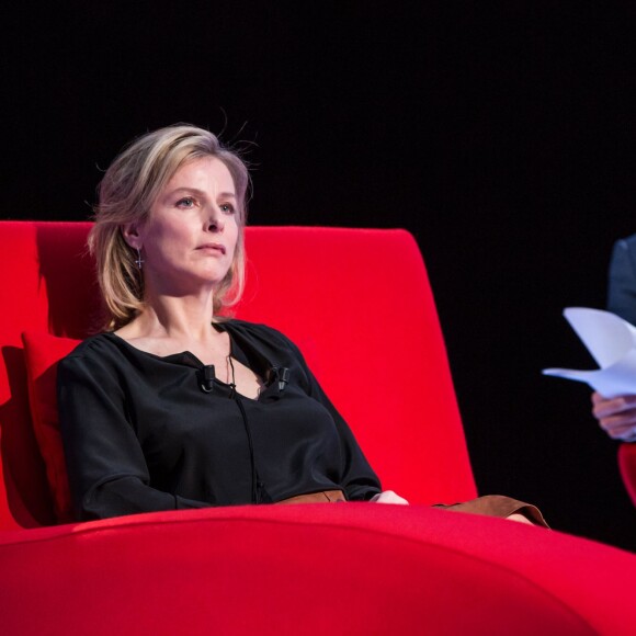 Exclusif - Karin Viard allongée dans Le Divan de Marc-Olivier Fogiel (émission enregistrée près de Paris le 27 février 2016 et diffusée le mardi 15 mars à 23h10 sur France 3). © Cyril Moreau