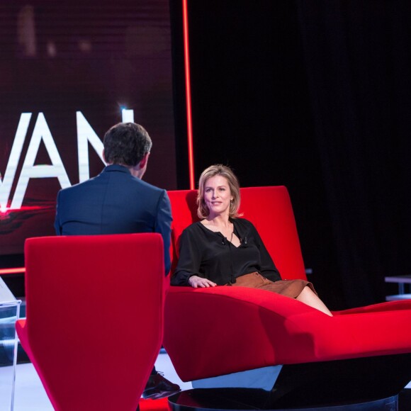 Exclusif - Karin Viard est l'invitée de Marc-Olivier Fogiel dans Le Divan (émission enregistrée près de Paris le 27 février 2016 et diffusée le mardi 15 mars à 23h10 sur France 3). © Cyril Moreau