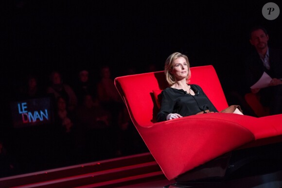 Exclusif - Karin Viard allongée dans Le Divan de Marc-Olivier Fogiel (émission enregistrée près de Paris le 27 février 2016 et diffusée le mardi 15 mars à 23h10 sur France 3). © Cyril Moreau