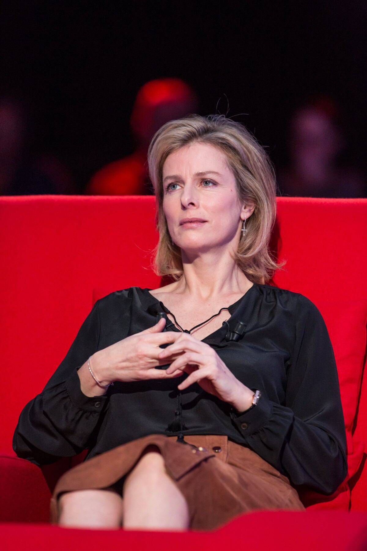 Photo : Exclusif - Karin Viard allongée dans Le Divan de Marc-Olivier  Fogiel (émission enregistrée près de Paris le 27 février 2016 et diffusée  le mardi 15 mars à 23h10 sur France 3). © Cyril Moreau - Purepeople