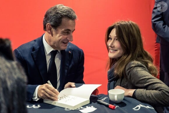 Exclusif - Carla Bruni-Sarkozy est venue faire une surprise à son mari Nicolas Sarkozy qui dédicace son livre "La France pour la vie" à la Fnac de Boulogne-Billancourt, le 19 février 2016. © Cyril Moreau/Bestimage
