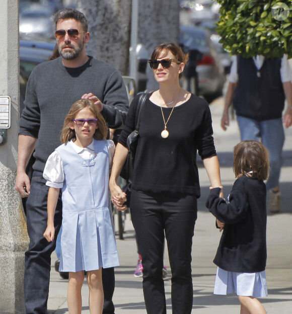 Ben Affleck, sa femme Jennifer Garner et leurs filles Seraphina et Violet vont déguster une glace en famille, à Santa Monica, malgré les rumeurs de séparation du couple, le 28 mai 2015.
