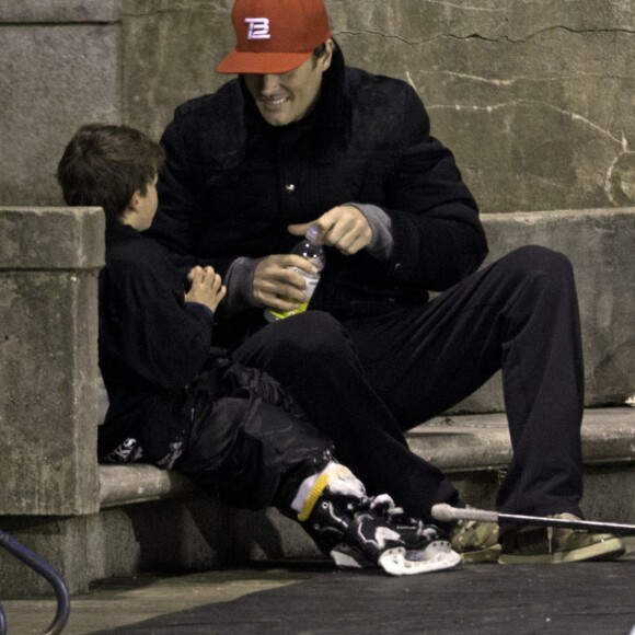 Exclusif - Tom Brady et son fils Benjamin passent l'après-midi à la patinoire à Boston, le 22 février 2016.