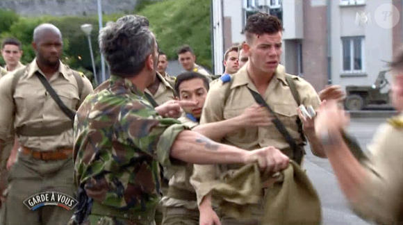 Les recrues Adrien et Giovanni en viennent aux mains dans "Garde à vous", sur M6. Le 23 février 2016.
