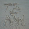 Taylor Swifta écrit ses initiales et celles de son chéri Calvin Harris (de son vrai nom Adam Wiles) dans le sable lors de leurs vacances sous le soleil. Photo publiée sur Instagram, le 15 mars 2016.