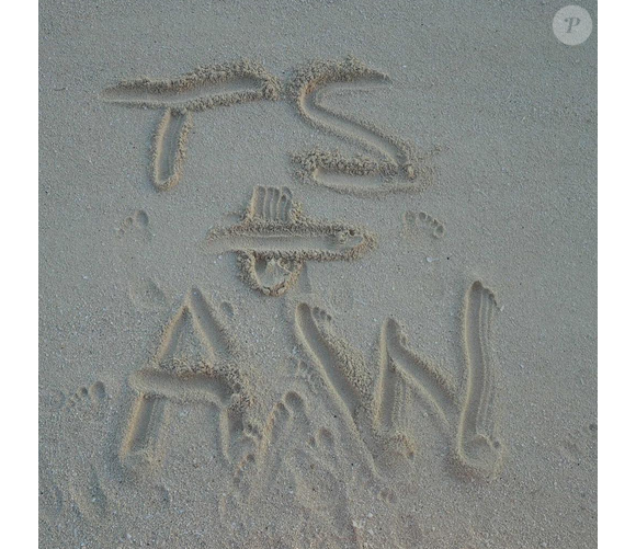 Taylor Swifta écrit ses initiales et celles de son chéri Calvin Harris (de son vrai nom Adam Wiles) dans le sable lors de leurs vacances sous le soleil. Photo publiée sur Instagram, le 15 mars 2016.