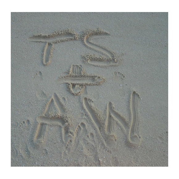 Taylor Swifta écrit ses initiales et celles de son chéri Calvin Harris (de son vrai nom Adam Wiles) dans le sable lors de leurs vacances sous le soleil. Photo publiée sur Instagram, le 15 mars 2016.