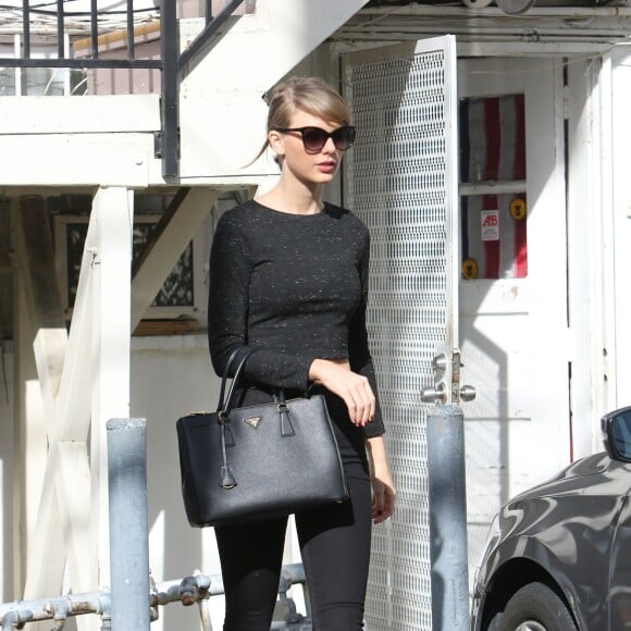 Taylor Swift fait du shopping sur Melrose avenue; Elle porte un sac noir de la marque Saint Laurent, à West Hollywood le 15 janvier 2016. © CPA/BESTIMAGE