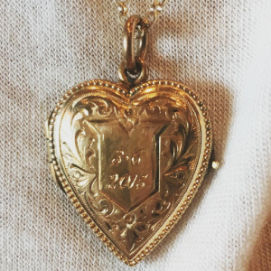 Calvin Harris a offert un pendentif en forme de coeur à Taylor Swift pour leur premier anniversaire du couple. Photo publiée sur Instagram, le 6 mars 2016.