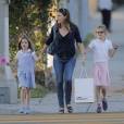Jennifer Garner se promène avec ses filles Violet et Seraphina dans les rues de Santa Monica. Le 11 février 2016