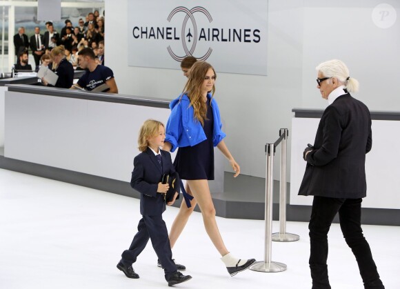 Karl Lagerfeld, Cara Delevingne et Hudson Kroenig lors de la finale du défilé Chanel collection prêt-à-porter Printemps/Eté 2016 lors de la fashion week à Paris, le 6 octobre 2015.