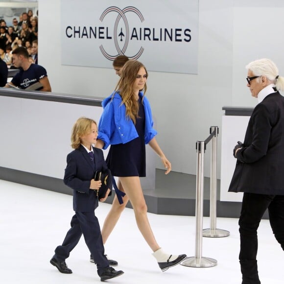 Karl Lagerfeld, Cara Delevingne et Hudson Kroenig lors de la finale du défilé Chanel collection prêt-à-porter Printemps/Eté 2016 lors de la fashion week à Paris, le 6 octobre 2015.