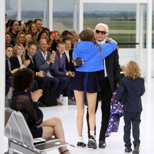 Karl Lagerfeld, Cara Delevingne et Hudson Kroenig lors de la finale du défilé Chanel collection prêt-à-porter Printemps/Eté 2016 lors de la fashion week à Paris, le 6 octobre 2015.