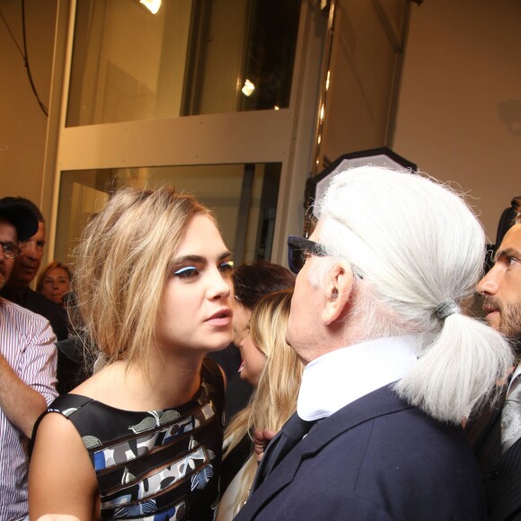 Cara Delevingne et Karl Lagerfeld - Backstage du défilé de mode "Fendi" lors de la fashion week de Milan. Le 17 septembre 2014 17/09/2014 - Milan