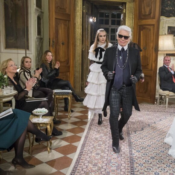 Cara Delevingne et Karl Lagerfeld - Défilé Chanel "Paris-Salzburg" en l'honneur des Métiers d'Arts au Schloss Leopoldskron à Salzbourg, le 2 décembre 2014.