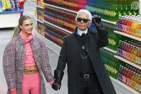 Cara Delevingne et Karl Lagerfeld - Défilé de mode "Chanel", collection prêt-à-porter Automne-Hiver 2014/2015, au Grand Palais à Paris. Le 4 mars 2014