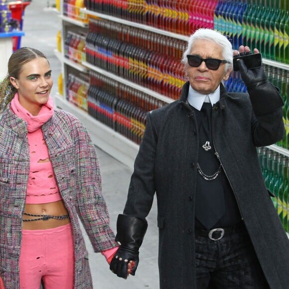 Cara Delevingne et Karl Lagerfeld - Défilé de mode "Chanel", collection prêt-à-porter Automne-Hiver 2014/2015, au Grand Palais à Paris. Le 4 mars 2014