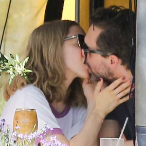 Amanda Seyfried et Thomas Sadoski s'embrassent langoureusement à la terrasse du Cheebo Restaurant à Los Angeles, le 16 mars 2016.