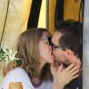 Amanda Seyfried et Thomas Sadoski s'embrassent au Cheebo Restaurant à Los Angeles, le 16 mars 2016.
