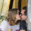 Amanda Seyfried et Thomas Sadoski amoureux à la terrasse du Cheebo Restaurant à Los Angeles, le 16 mars 2016.