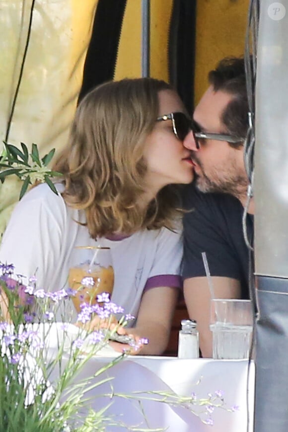 Amanda Seyfried et Thomas Sadoski amoureux à la terrasse du Cheebo Restaurant à Los Angeles, le 16 mars 2016.