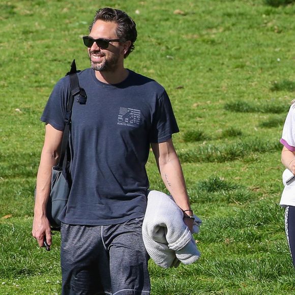 Thomas Sadoski et Amanda Seyfried se baladent en amoureux et profitent du soleil avec le chien de l'actrice, dans un parc de Los Angeles, le 16 mars 2016.