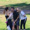 Thomas Sadoski et Amanda Seyfried se baladent en amoureux et profitent du soleil avec le chien de l'actrice, dans un parc de Los Angeles, le 16 mars 2016.