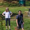 Thomas Sadoski et Amanda Seyfried se baladent en amoureux et profitent du soleil avec le chien de l'actrice, dans un parc de Los Angeles, le 16 mars 2016.