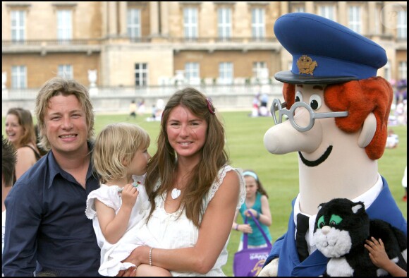 Jamie Oliver et sa femme Jools avec leur fille - Fête des enfants à Buckingham Palace le 25 juin 2006